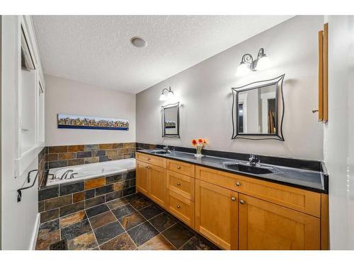 7029 Strathridge Gate Sw, Calgary, AB - Indoor Photo Showing Bathroom