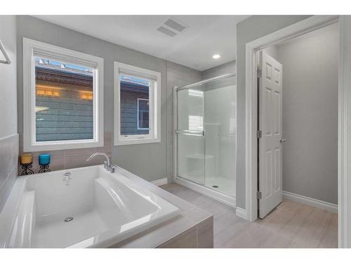 7 Evansborough View Nw, Calgary, AB - Indoor Photo Showing Bathroom