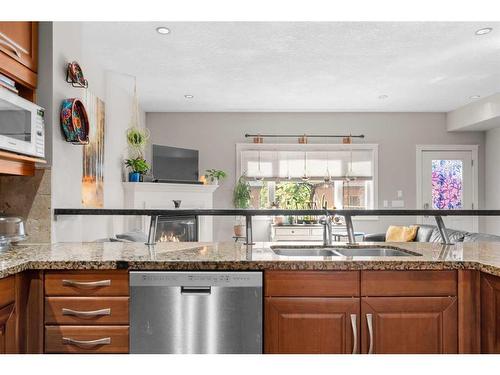 461 19 Avenue Nw, Calgary, AB - Indoor Photo Showing Kitchen With Double Sink