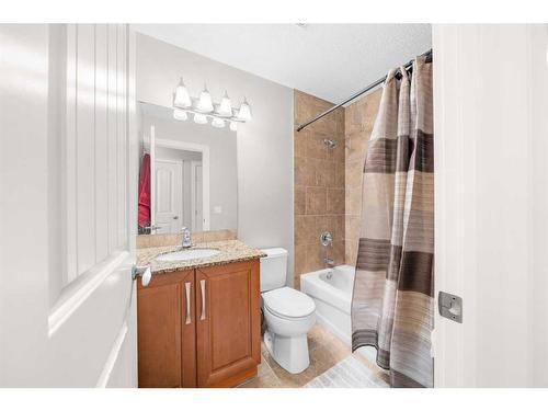 461 19 Avenue Nw, Calgary, AB - Indoor Photo Showing Bathroom