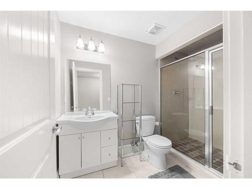 461 19 Avenue Nw, Calgary, AB - Indoor Photo Showing Bathroom