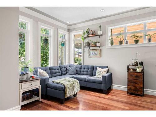 461 19 Avenue Nw, Calgary, AB - Indoor Photo Showing Living Room