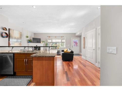 461 19 Avenue Nw, Calgary, AB - Indoor Photo Showing Kitchen