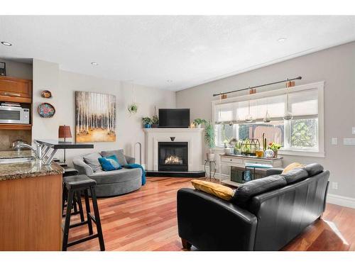 461 19 Avenue Nw, Calgary, AB - Indoor Photo Showing Living Room With Fireplace