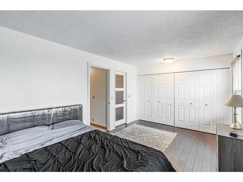 47-28 Berwick Crescent Nw, Calgary, AB - Indoor Photo Showing Bedroom