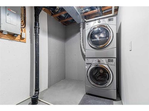 47-28 Berwick Crescent Nw, Calgary, AB - Indoor Photo Showing Laundry Room