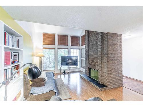 47-28 Berwick Crescent Nw, Calgary, AB - Indoor Photo Showing Living Room With Fireplace