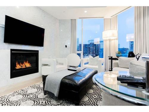 1005-738 1 Avenue Sw, Calgary, AB - Indoor Photo Showing Living Room With Fireplace