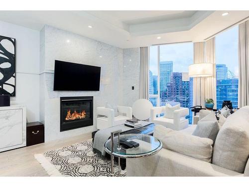 1005-738 1 Avenue Sw, Calgary, AB - Indoor Photo Showing Living Room With Fireplace