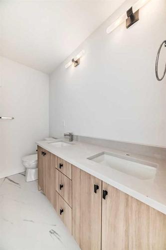 45 Shale Avenue, Cochrane, AB - Indoor Photo Showing Bathroom