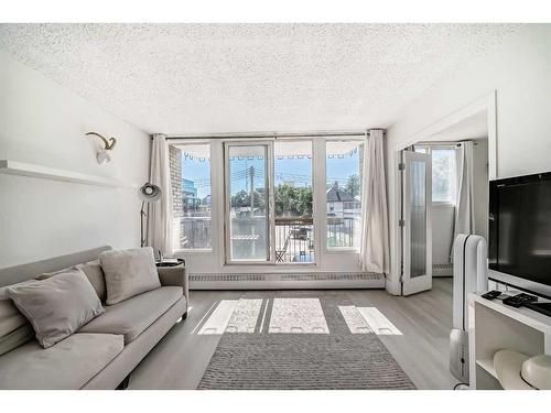 106-505 19 Avenue Sw, Calgary, AB - Indoor Photo Showing Living Room