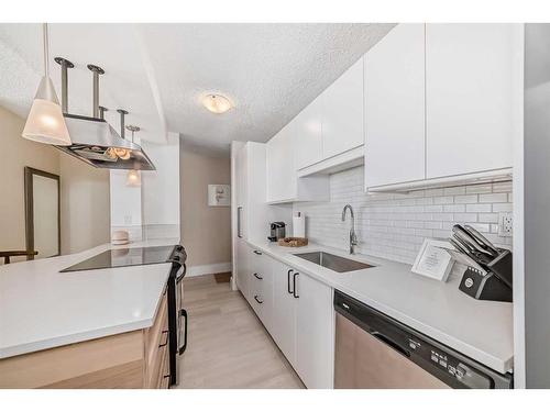 106-505 19 Avenue Sw, Calgary, AB - Indoor Photo Showing Kitchen With Upgraded Kitchen