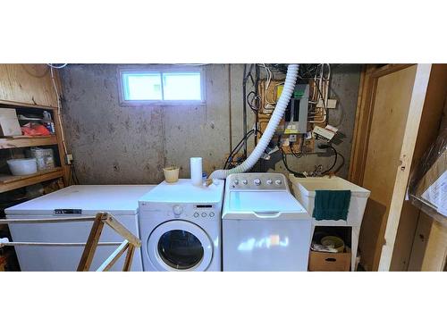 351 Maitland Hill Ne, Calgary, AB - Indoor Photo Showing Laundry Room