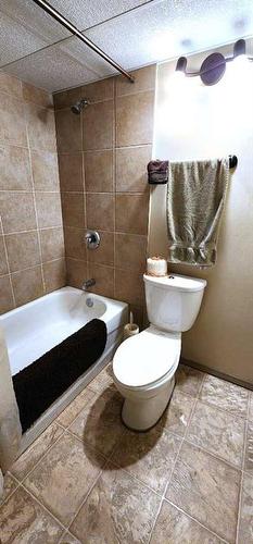 351 Maitland Hill Ne, Calgary, AB - Indoor Photo Showing Bathroom