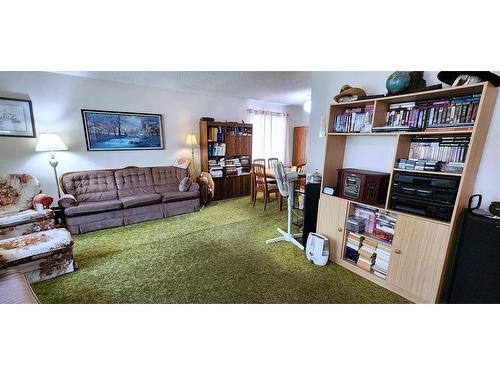 351 Maitland Hill Ne, Calgary, AB - Indoor Photo Showing Living Room