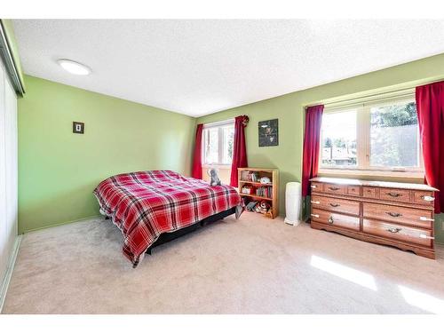 307 Woodvale Crescent Sw, Calgary, AB - Indoor Photo Showing Bedroom