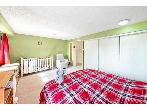 307 Woodvale Crescent Sw, Calgary, AB - Indoor Photo Showing Bedroom