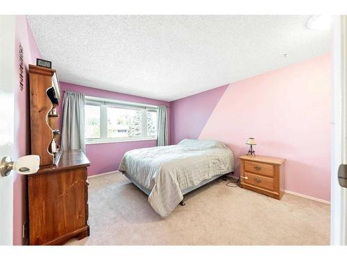 307 Woodvale Crescent Sw, Calgary, AB - Indoor Photo Showing Bedroom