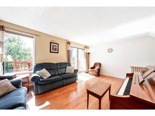 307 Woodvale Crescent Sw, Calgary, AB - Indoor Photo Showing Living Room