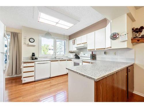 307 Woodvale Crescent Sw, Calgary, AB - Indoor Photo Showing Kitchen