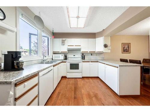 307 Woodvale Crescent Sw, Calgary, AB - Indoor Photo Showing Kitchen With Double Sink