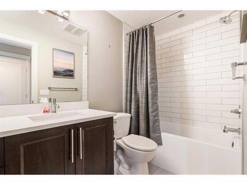 1404 29 Street Sw, Calgary, AB - Indoor Photo Showing Bathroom