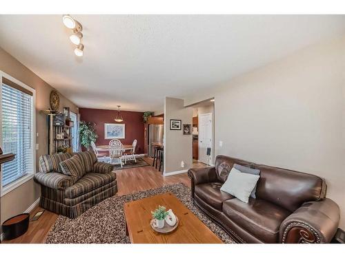 3-102 Canoe Square Sw, Airdrie, AB - Indoor Photo Showing Living Room