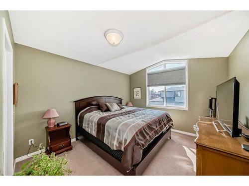 3-102 Canoe Square Sw, Airdrie, AB - Indoor Photo Showing Bedroom