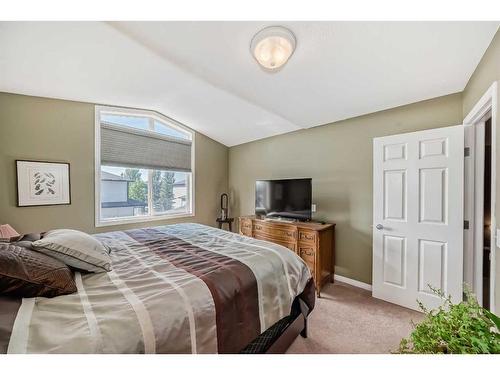 3-102 Canoe Square Sw, Airdrie, AB - Indoor Photo Showing Bedroom