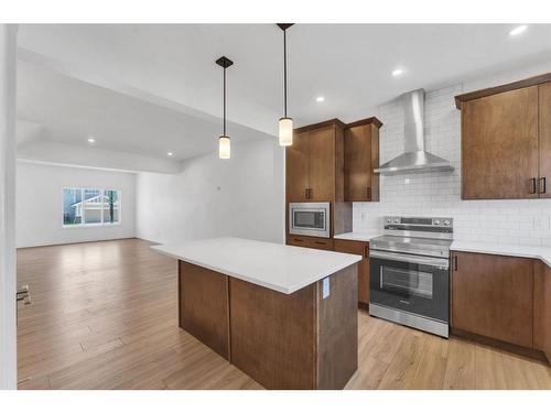 301 Bayview Street Sw, Airdrie, AB - Indoor Photo Showing Kitchen