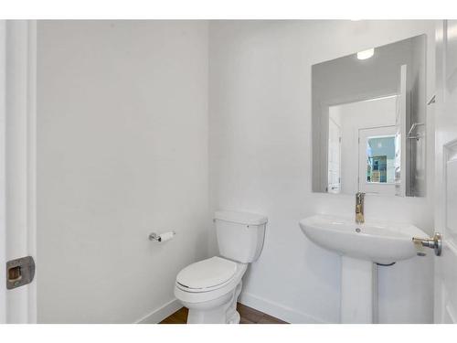 301 Bayview Street Sw, Airdrie, AB - Indoor Photo Showing Bathroom