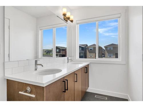 301 Bayview Street Sw, Airdrie, AB - Indoor Photo Showing Bathroom