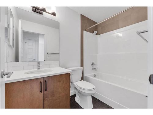 301 Bayview Street Sw, Airdrie, AB - Indoor Photo Showing Bathroom