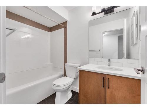 301 Bayview Street Sw, Airdrie, AB - Indoor Photo Showing Bathroom