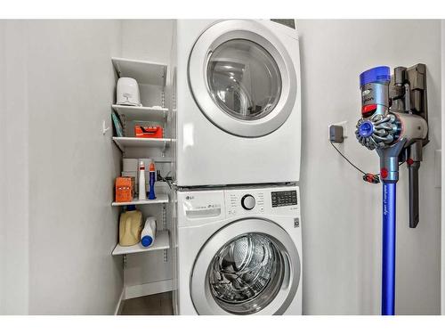 551 Mahogany Boulevard Se, Calgary, AB - Indoor Photo Showing Laundry Room