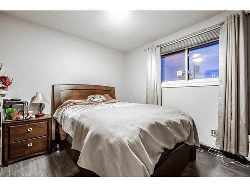 2923 Doverville Crescent Se, Calgary, AB - Indoor Photo Showing Bedroom