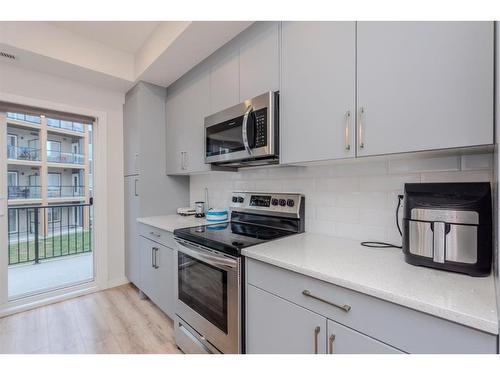 577 Canal Crossing Sw, Airdrie, AB - Indoor Photo Showing Kitchen With Upgraded Kitchen