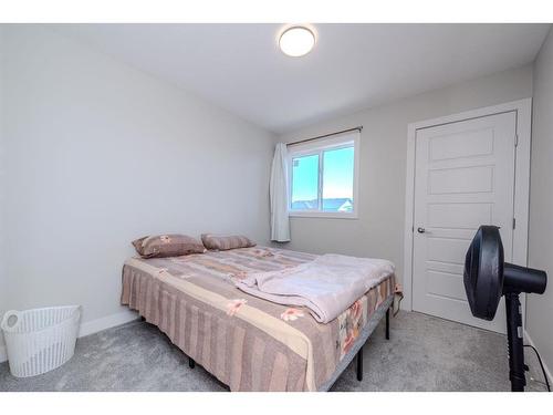 1187 Lanark Boulevard Se, Airdrie, AB - Indoor Photo Showing Bedroom