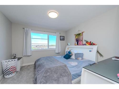 1187 Lanark Boulevard Se, Airdrie, AB - Indoor Photo Showing Bedroom