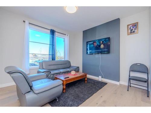 1187 Lanark Boulevard Se, Airdrie, AB - Indoor Photo Showing Living Room