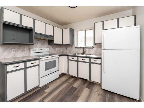 202 Saratoga Close Ne, Calgary, AB - Indoor Photo Showing Kitchen With Double Sink