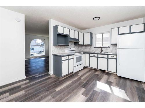 202 Saratoga Close Ne, Calgary, AB - Indoor Photo Showing Kitchen