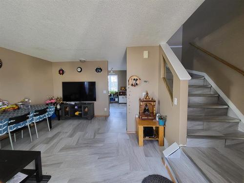 202 Saratoga Close Ne, Calgary, AB - Indoor