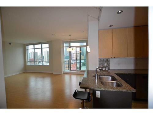 1206-788 12 Avenue Sw, Calgary, AB - Indoor Photo Showing Kitchen With Double Sink