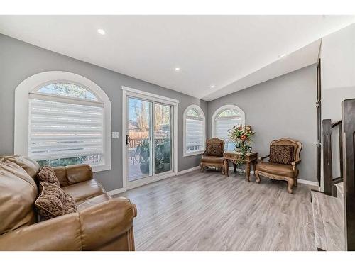 6408 Elbow Drive Sw, Calgary, AB - Indoor Photo Showing Living Room