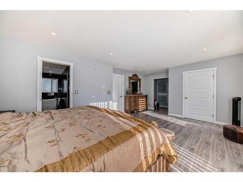 6408 Elbow Drive Sw, Calgary, AB - Indoor Photo Showing Bedroom