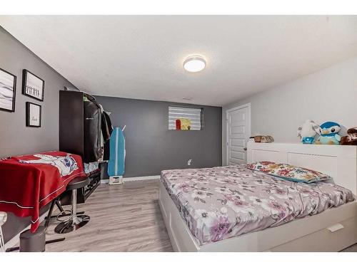 6408 Elbow Drive Sw, Calgary, AB - Indoor Photo Showing Bedroom