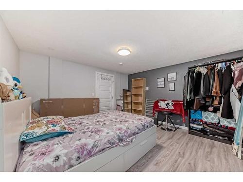 6408 Elbow Drive Sw, Calgary, AB - Indoor Photo Showing Bedroom