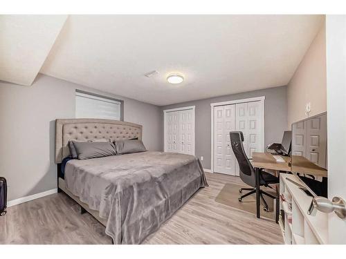 6408 Elbow Drive Sw, Calgary, AB - Indoor Photo Showing Bedroom