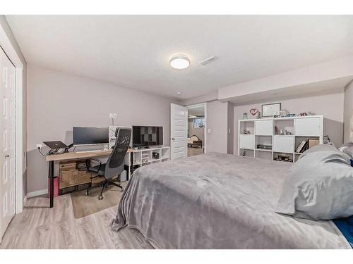 6408 Elbow Drive Sw, Calgary, AB - Indoor Photo Showing Bedroom